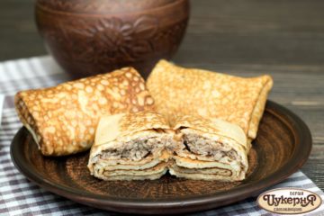 Блинчик с мясом на блюде