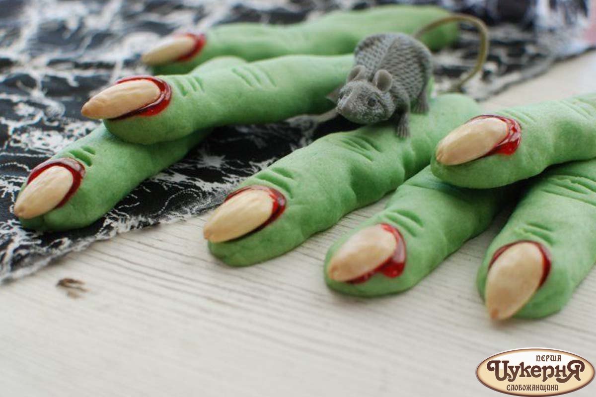 Ведьмины пальчики. Печенье Ведьмины пальчики на Хэллоуин. Печенье пальцы ведьмы на Хэллоуин. Пальцы ведьмы на Хэллоуин.